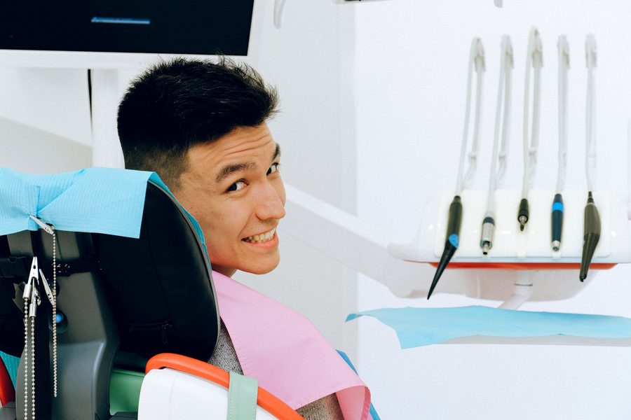 Paciente sorrindo em atendimento odontológico